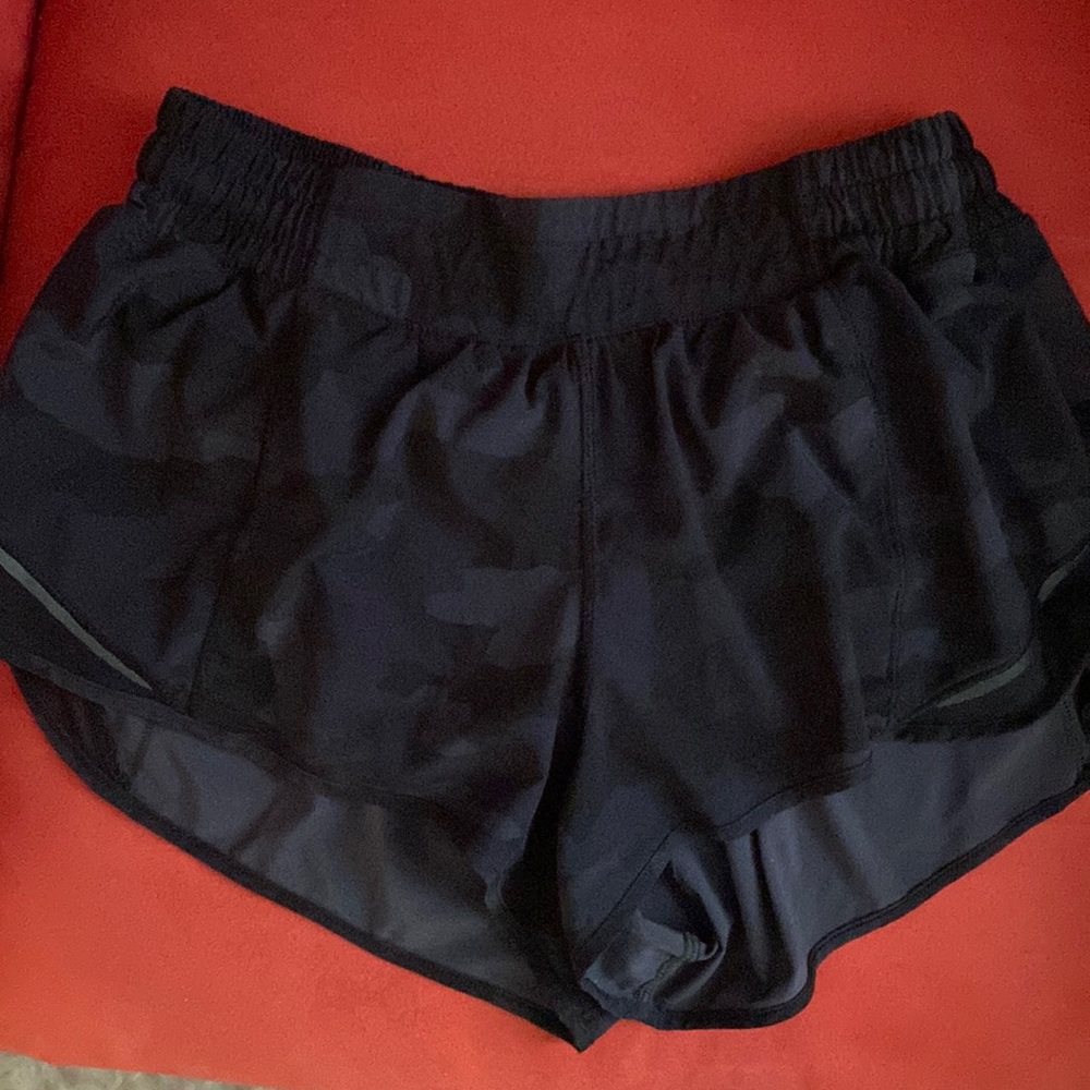 Black camo hotty hot Lululemon 2.5 shorts in size 8